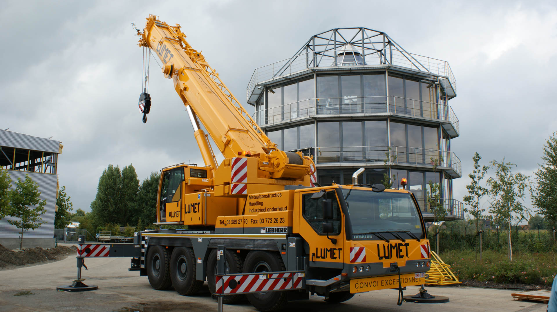 mobile crane lifting